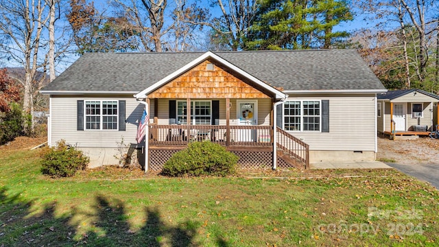 view of front of home with covered porch and a front lawn