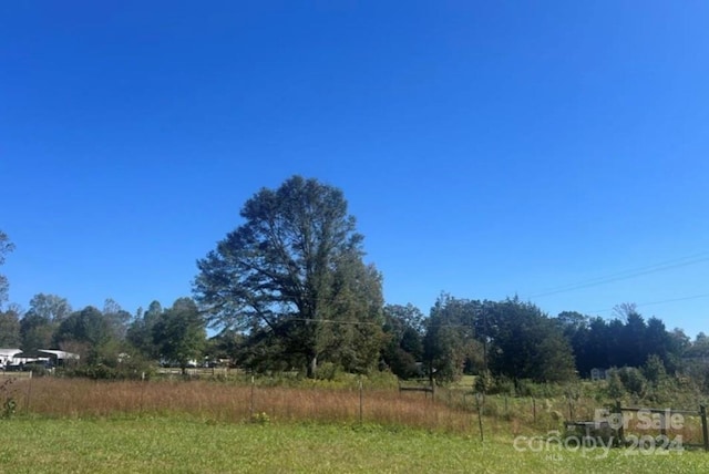 view of yard featuring a rural view