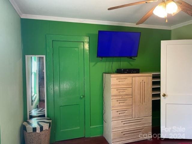 bedroom featuring crown molding and ceiling fan