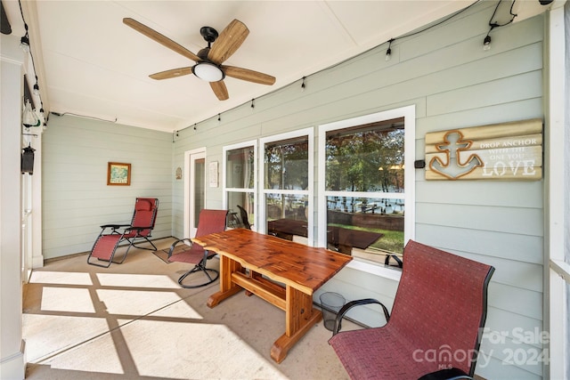 sunroom with ceiling fan