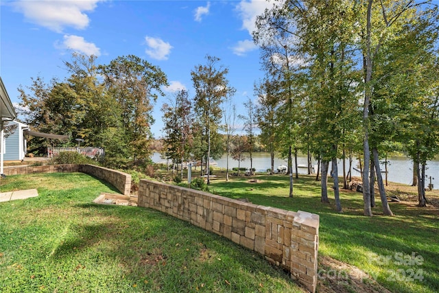 view of yard featuring a water view