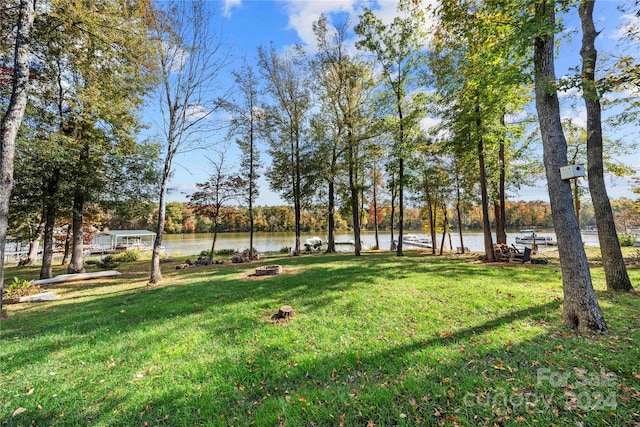 view of yard featuring a water view