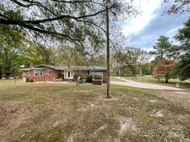 view of front facade featuring a front yard