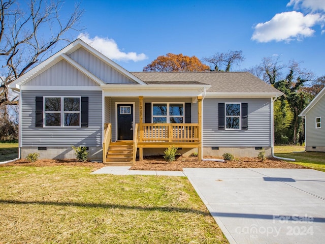 view of front of property featuring a porch and a front lawn