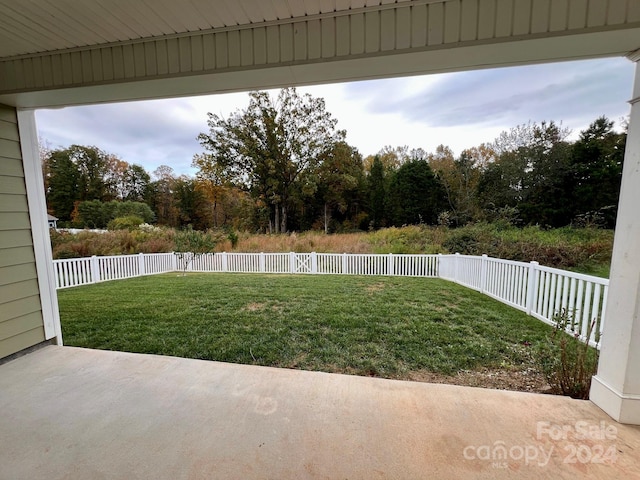 view of yard featuring a patio