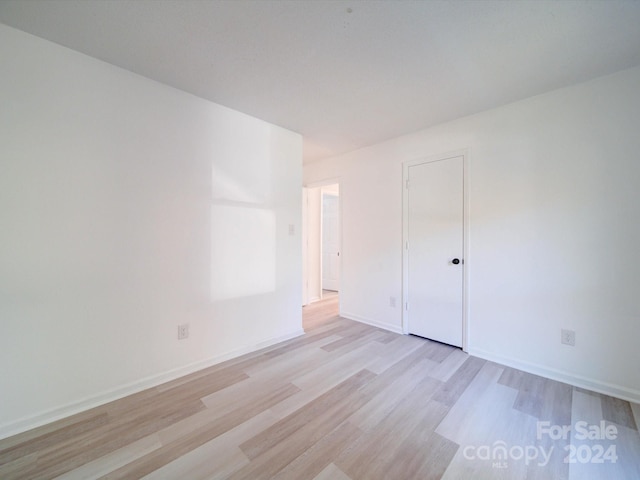 unfurnished room featuring light hardwood / wood-style flooring