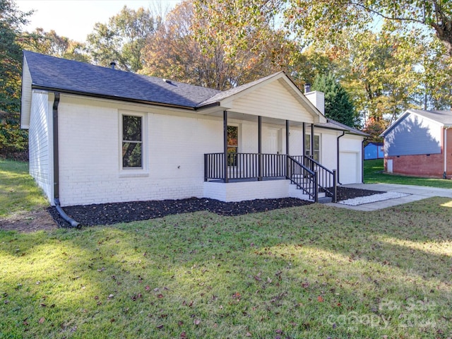 view of front of house featuring covered porch and a front lawn