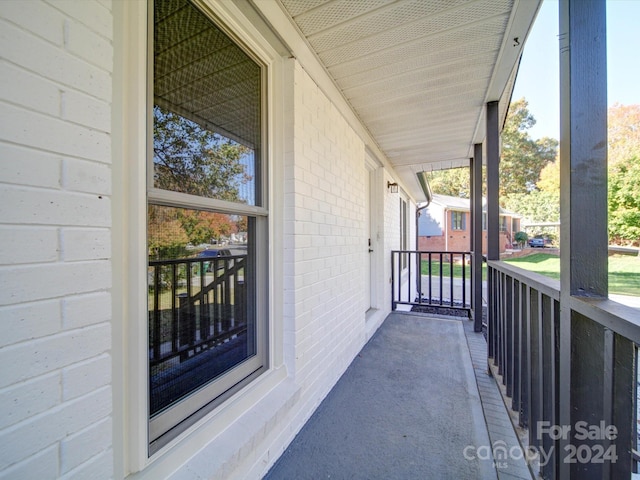 balcony featuring covered porch