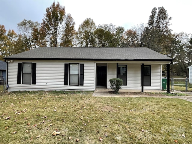 ranch-style house featuring a front yard