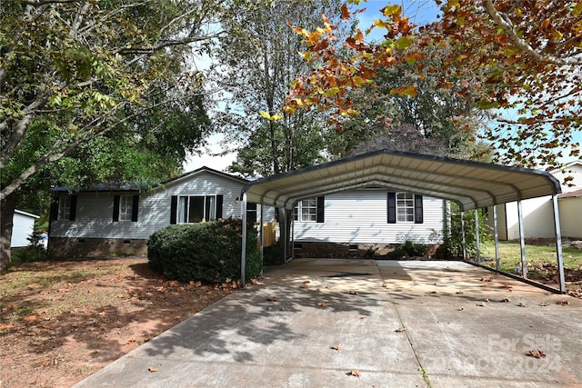 view of front of property featuring a carport