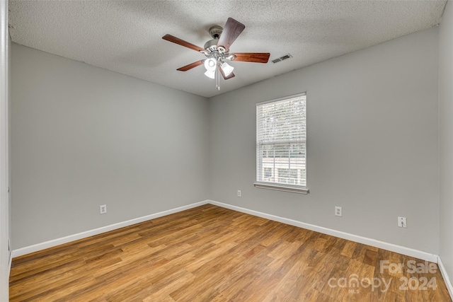 spare room featuring light hardwood / wood-style floors, a textured ceiling, and ceiling fan