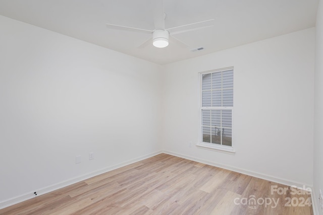 unfurnished room featuring light hardwood / wood-style flooring and ceiling fan