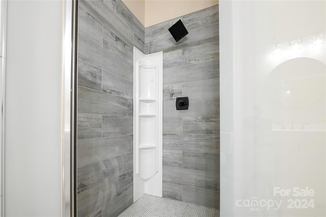 bathroom featuring a tile shower