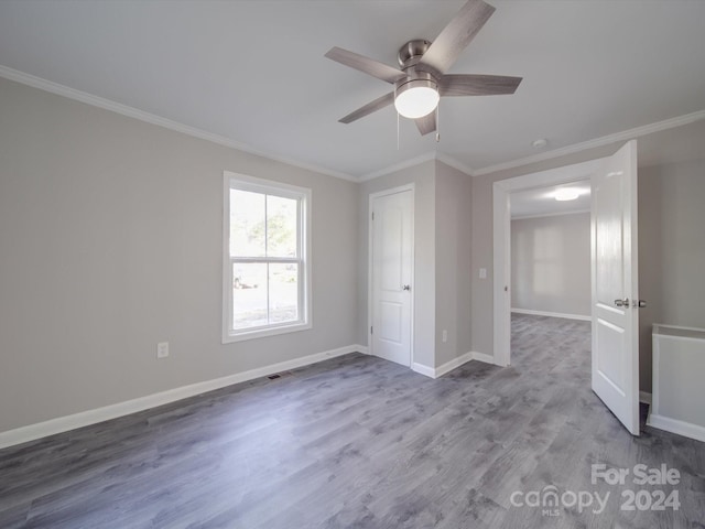 spare room featuring light hardwood / wood-style flooring, ceiling fan, and ornamental molding