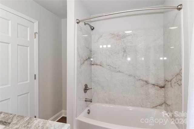 bathroom with tiled shower / bath combo