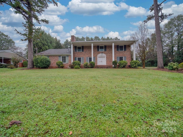 view of front of property with a front yard