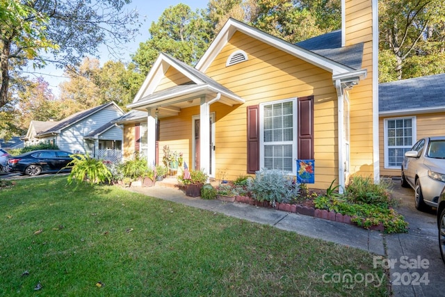 view of front facade with a front lawn