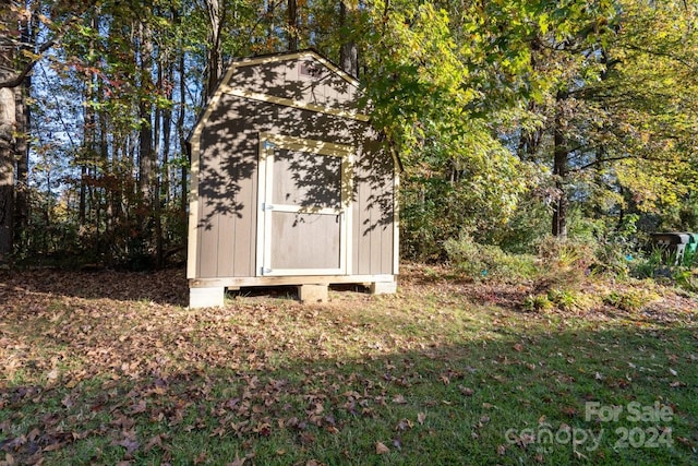 view of outbuilding