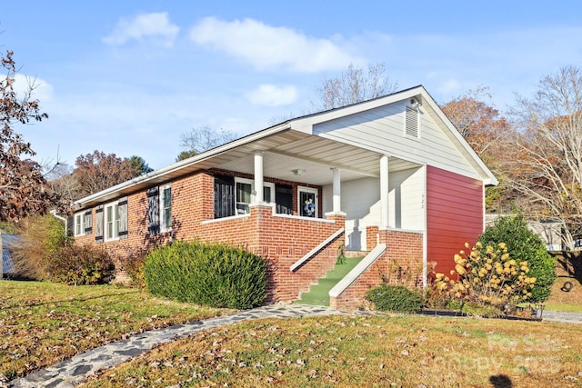 view of front of property featuring a front lawn and a porch