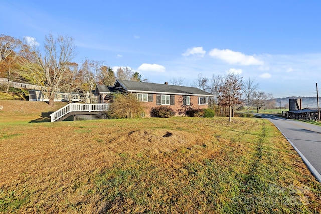 view of front of property featuring a front lawn