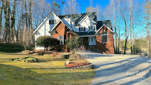 view of front facade with a front yard