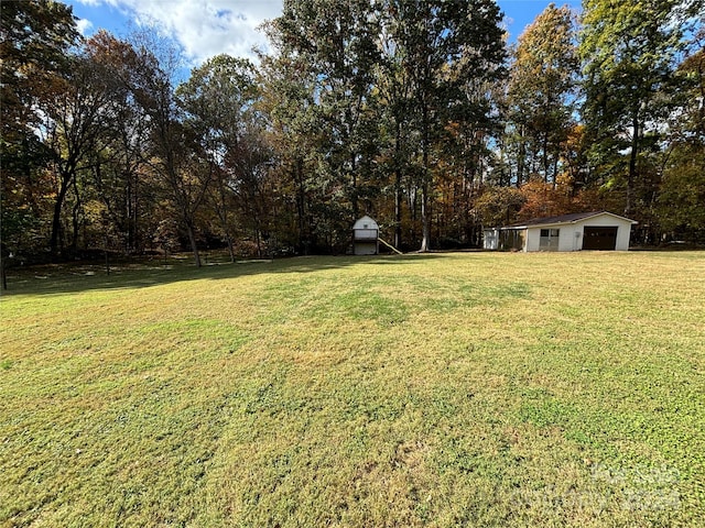 view of yard featuring an outbuilding and a garage