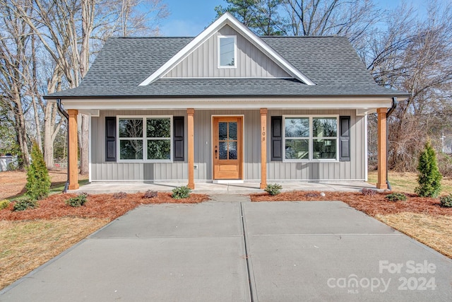 view of front of property featuring a porch