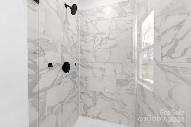 bathroom featuring tiled shower