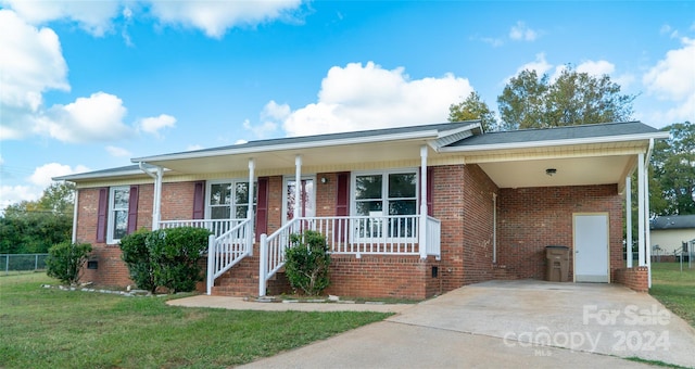 single story home featuring a porch and a front lawn