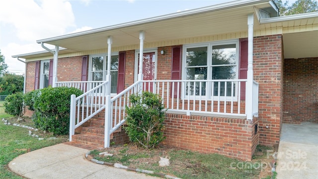 view of front of house featuring covered porch