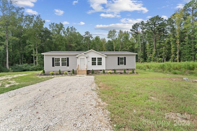 manufactured / mobile home featuring a front yard