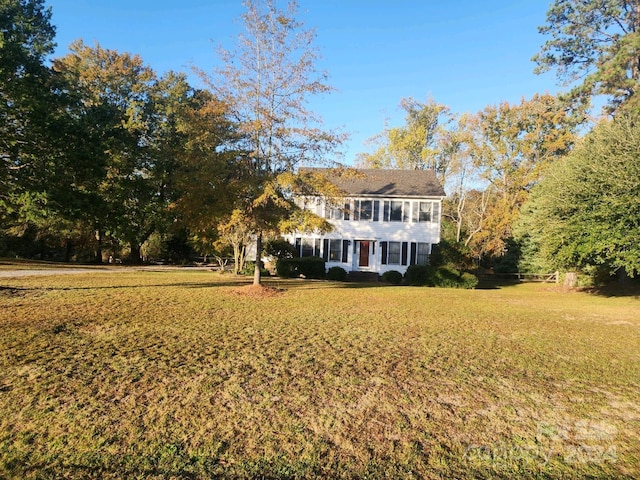 colonial house featuring a front lawn