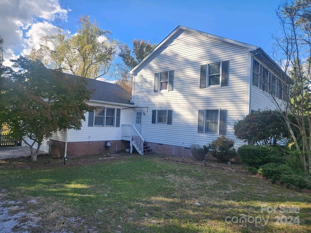 back of house featuring a yard