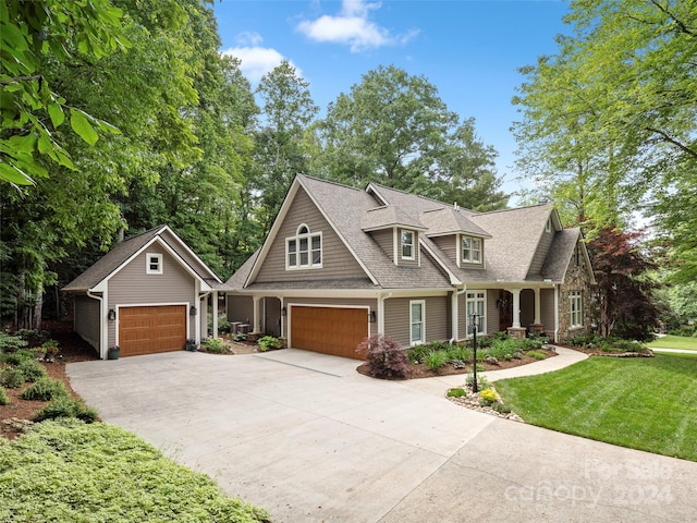 view of front facade featuring a front lawn and a garage