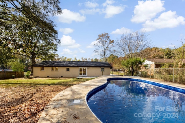 view of swimming pool