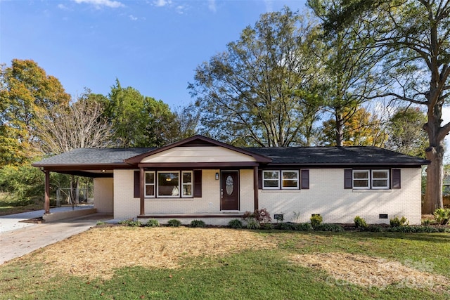 ranch-style home featuring a carport and a front lawn