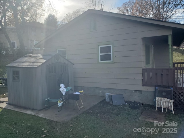 back of house featuring a shed