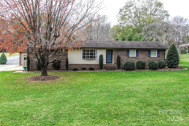 view of front of house featuring a front lawn