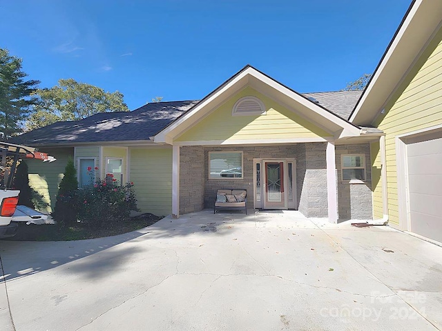 view of front facade featuring a garage