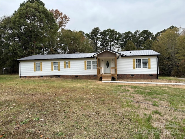 view of front of home featuring a front yard