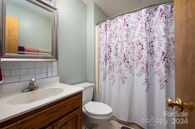 bathroom featuring toilet, tasteful backsplash, vanity, and a shower with curtain