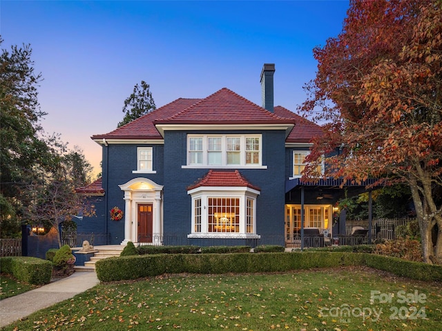 view of front of property with a lawn