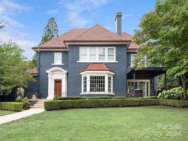 view of front of house with a front lawn