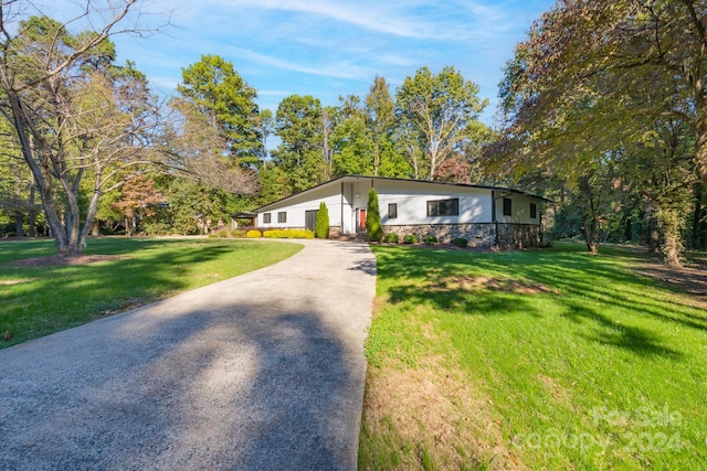 ranch-style house with a front yard