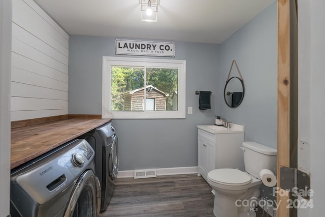 interior space with sink, dark wood-type flooring, and independent washer and dryer