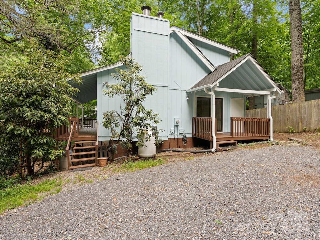 view of front of property featuring covered porch