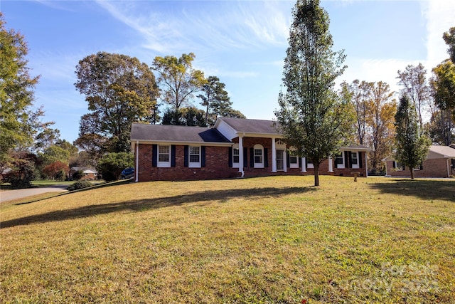 single story home featuring a front lawn