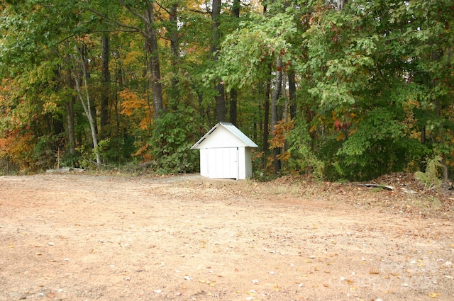 view of yard featuring a shed