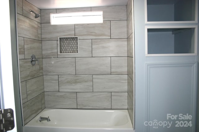 bathroom featuring tiled shower / bath