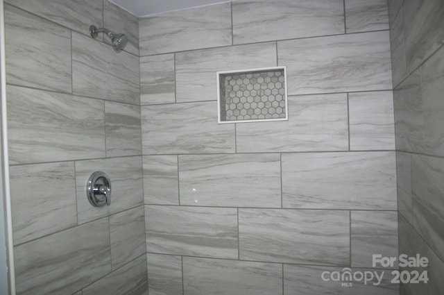 bathroom featuring tiled shower